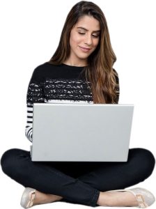 donna-che-per-mezzo-del-computer-portatile
